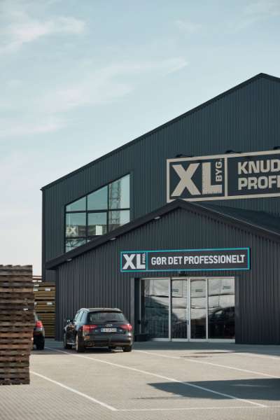 Building merchants chain store expert clads own building in steel profiles, XL-BYG Knud Larsen Professionel Roskilde, Gammel Marbjergvej 20, 4000 Roskilde